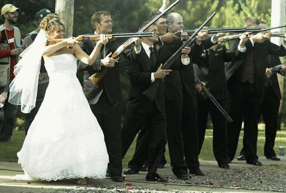 необычная свадьба на стрельбище
