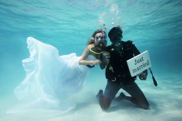 необычная свадьба под водой